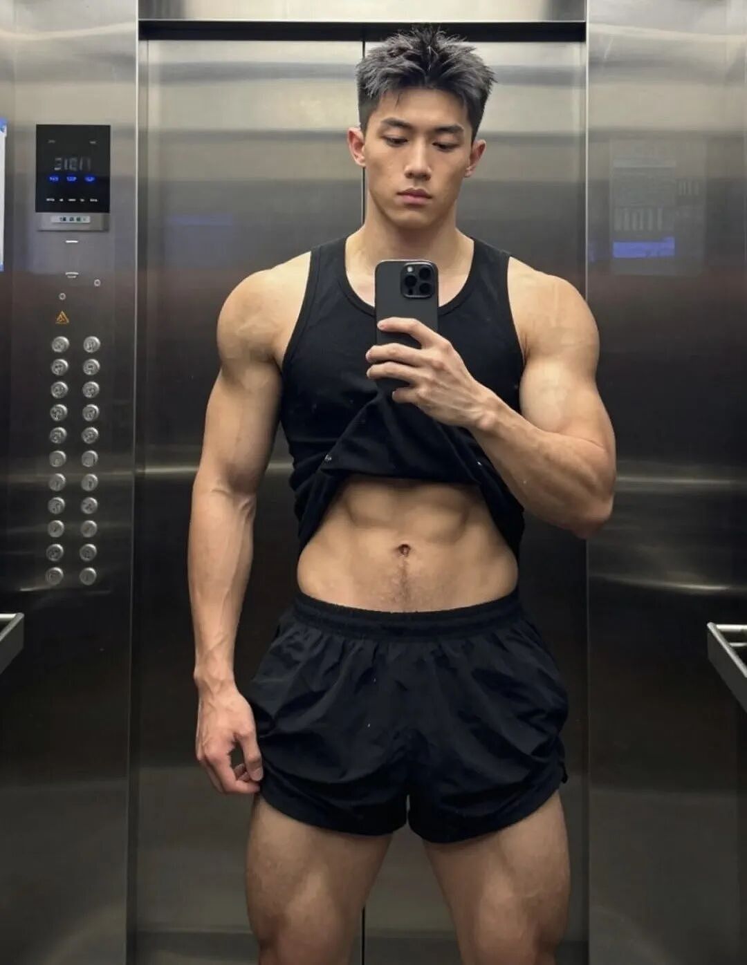 超帅的肌肉男大!你告诉我这是AI?(组图) - 4