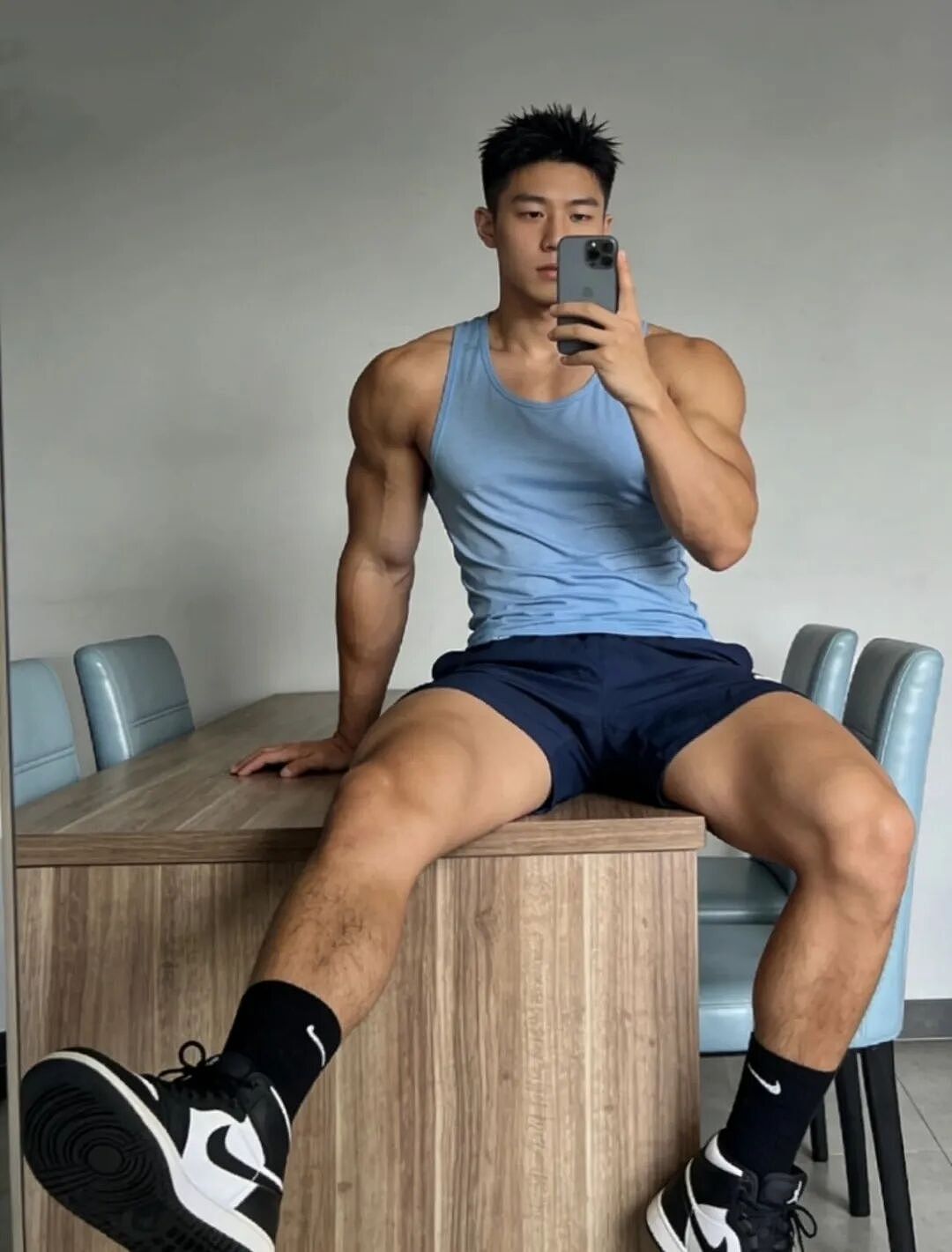 超帅的肌肉男大!你告诉我这是AI?(组图) - 7
