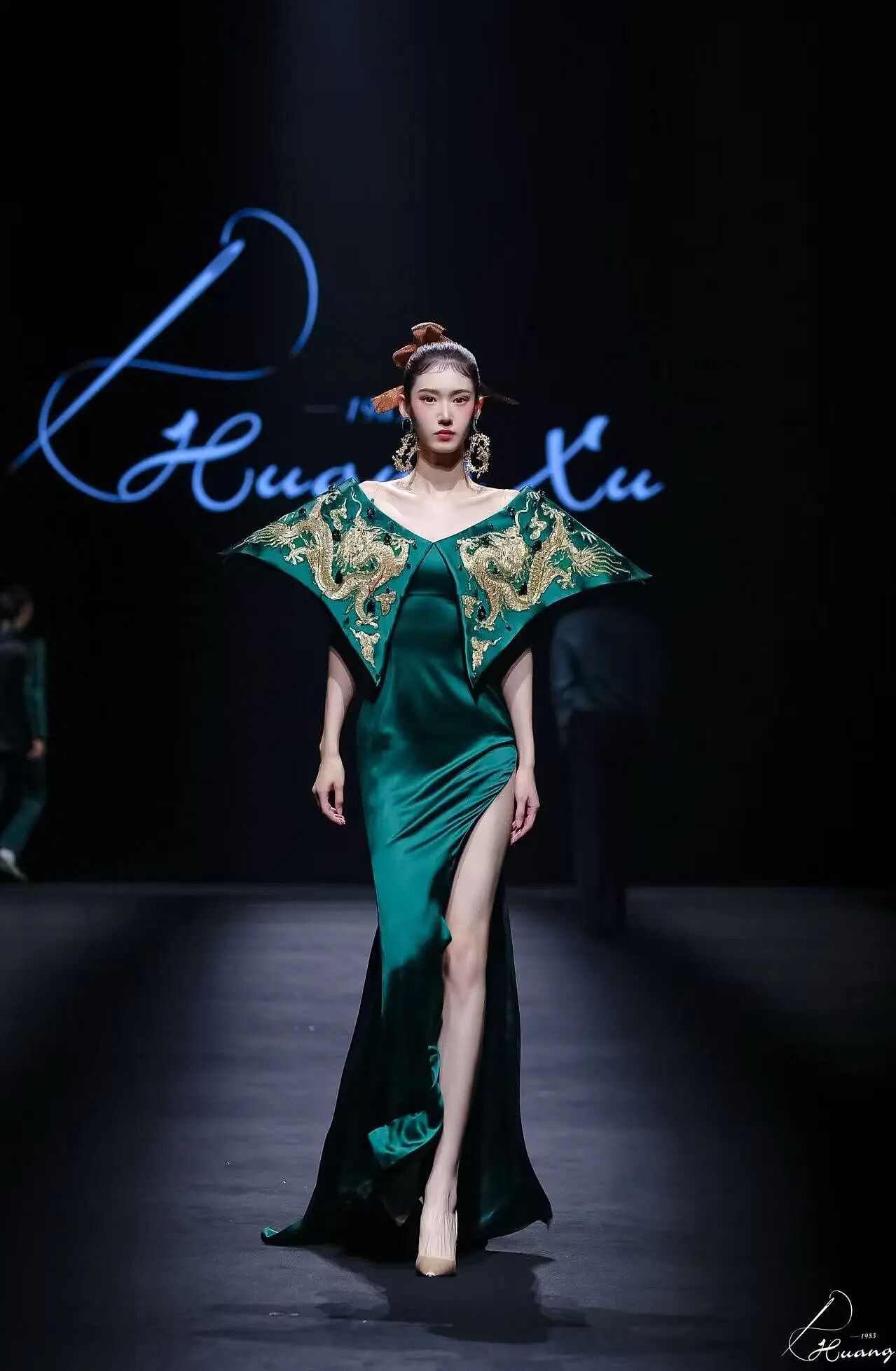 【情感】从小穿爸爸设计的衣服，长大后成国际高定设计师，66套华服绽放东方美学（组图） - 2