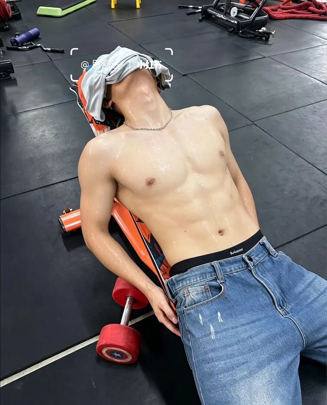 【帅哥】健身房187薄肌小狼狗，旁边哥们眼睛都看直了...（组图） - 2