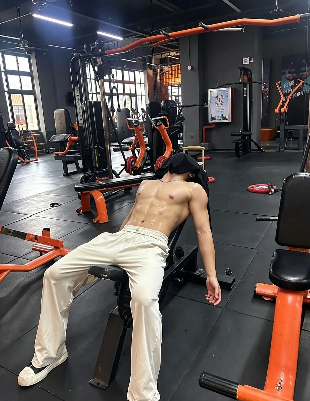 【帅哥】健身房187薄肌小狼狗，旁边哥们眼睛都看直了...（组图） - 13