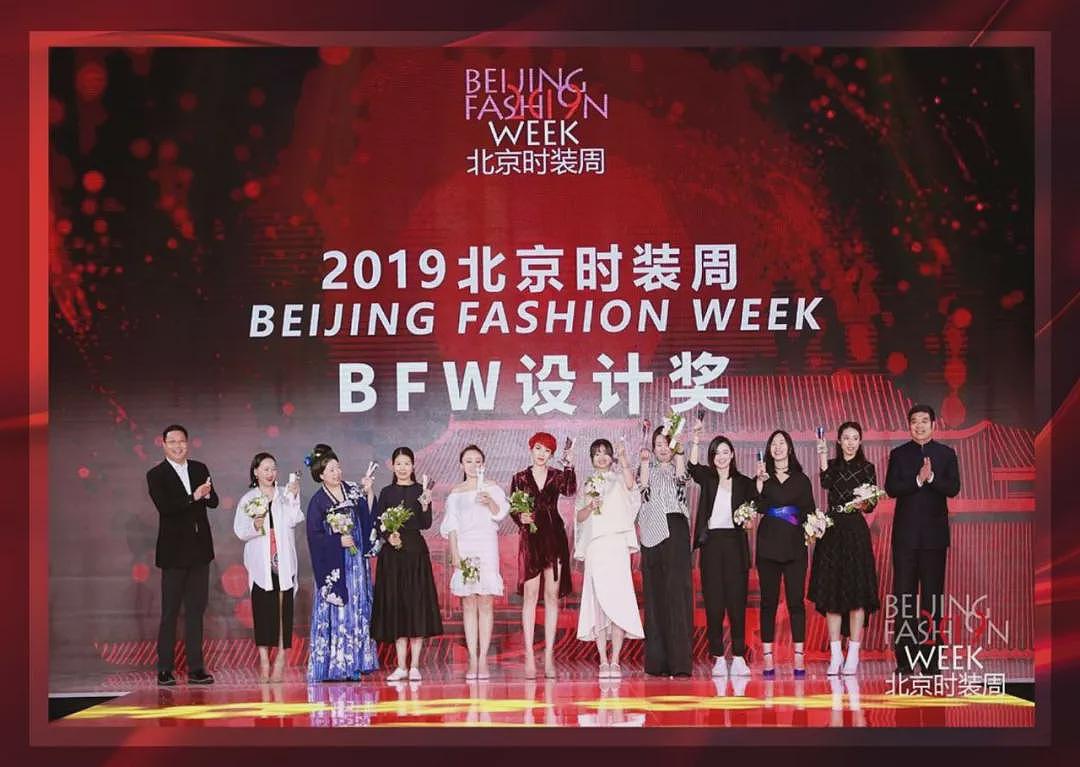 【情感】从小穿爸爸设计的衣服，长大后成国际高定设计师，66套华服绽放东方美学（组图） - 5