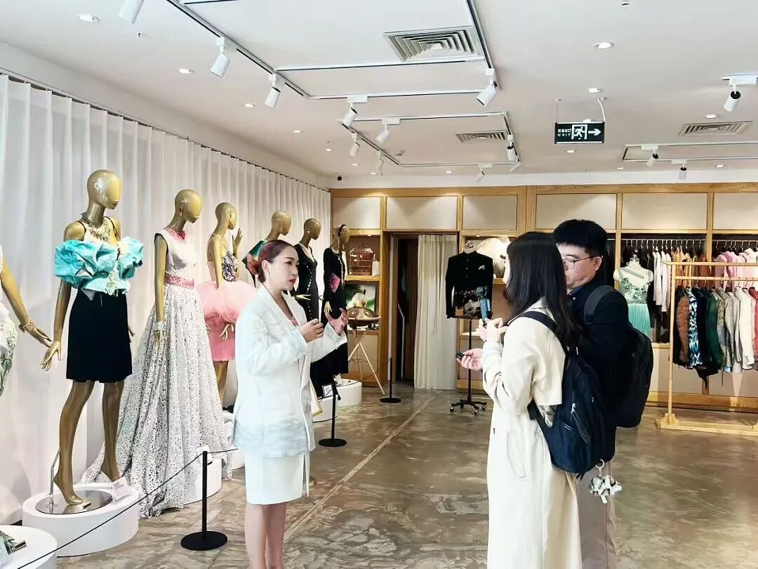 【情感】从小穿爸爸设计的衣服，长大后成国际高定设计师，66套华服绽放东方美学（组图） - 11