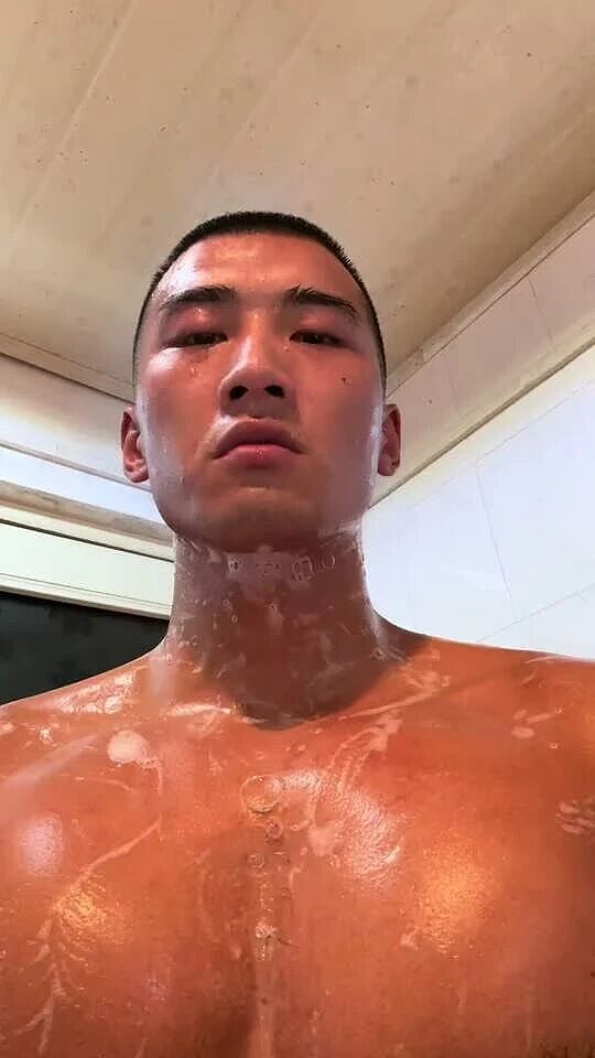 【帅哥】河南小伙水拍电工视频直接封神，后面作品更是炸裂~（组图） - 1