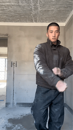 【帅哥】河南小伙水拍电工视频直接封神，后面作品更是炸裂~（组图） - 3