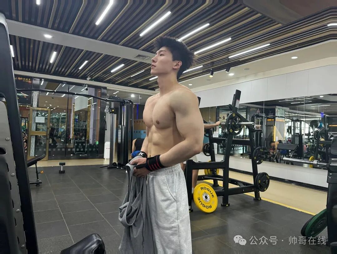 【帅哥】大胸肌健身帅哥,这身材有点顶!(组图) - 10