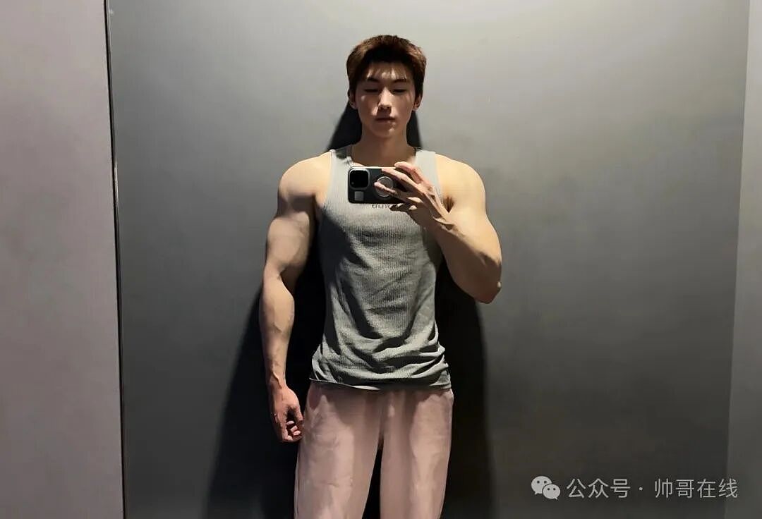 【帅哥】大胸肌健身帅哥,这身材有点顶!(组图) - 9