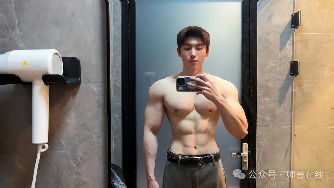 【帅哥】大胸肌健身帅哥,这身材有点顶!(组图) - 8