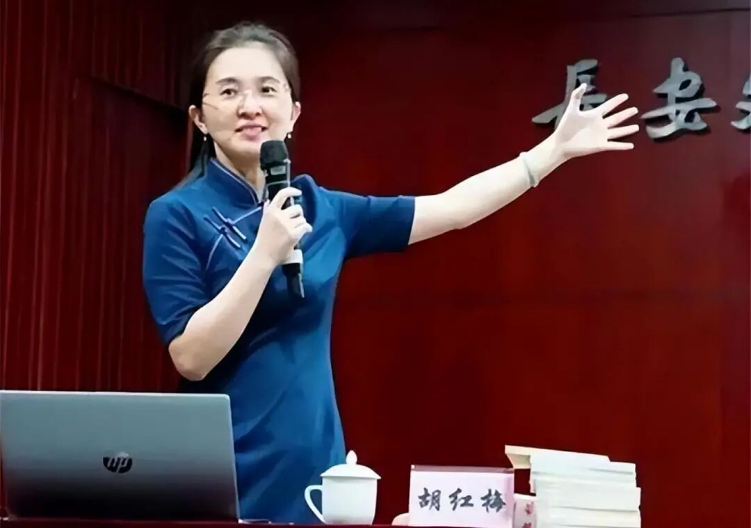 她凭知性美貌走上巅峰!被誉为“最美校长”,却一夜之间成“文字小偷”,跌下神坛(组图) - 6