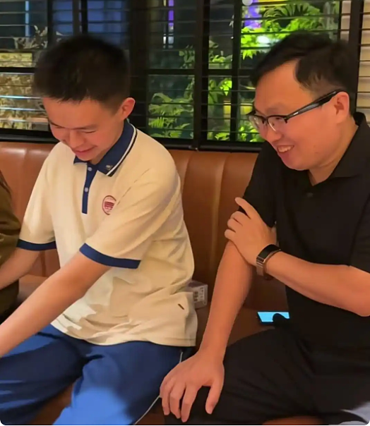 【情感】60岁父亲揣8枚土鸡蛋陪考，洪战辉深夜赶来传递善意，残疾少年贺永辉，被全网温柔托举（组图） - 11