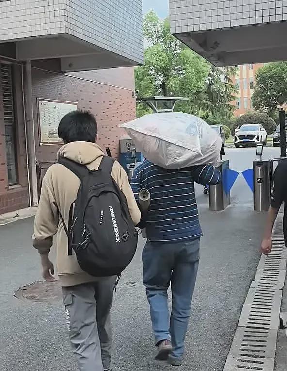 【情感】60岁父亲揣8枚土鸡蛋陪考，洪战辉深夜赶来传递善意，残疾少年贺永辉，被全网温柔托举（组图） - 16