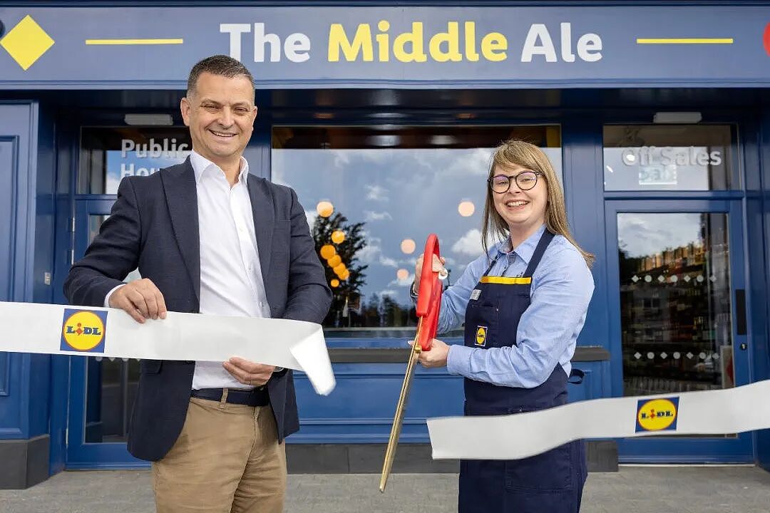 Lidl跨界开廉价酒吧,开业当天就被冲了!英国酒鬼是猛啊(组图) - 1