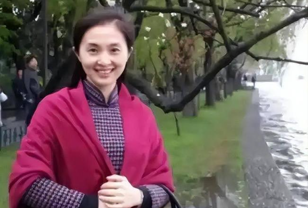 她凭知性美貌走上巅峰!被誉为“最美校长”,却一夜之间成“文字小偷”,跌下神坛(组图) - 2