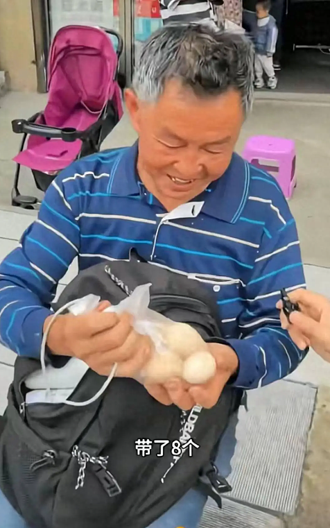 【情感】60岁父亲揣8枚土鸡蛋陪考，洪战辉深夜赶来传递善意，残疾少年贺永辉，被全网温柔托举（组图） - 1