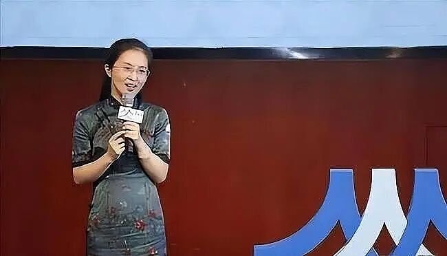 她凭知性美貌走上巅峰!被誉为“最美校长”,却一夜之间成“文字小偷”,跌下神坛(组图) - 3