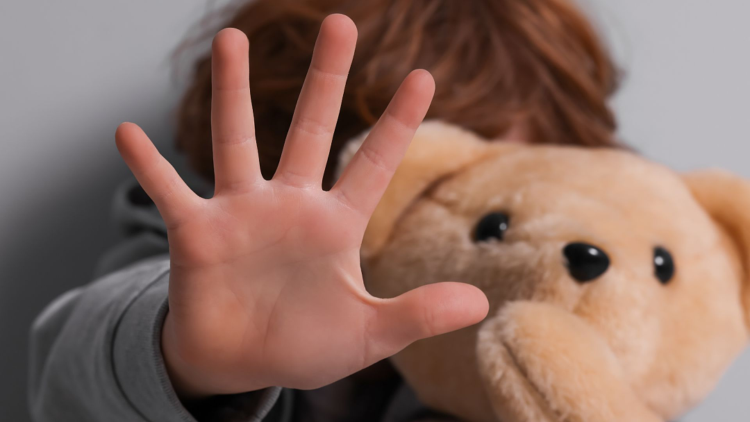令人发指！澳男拍摄亲生儿女不雅照，甚至还用AI合成！被判4年（组图） - 3