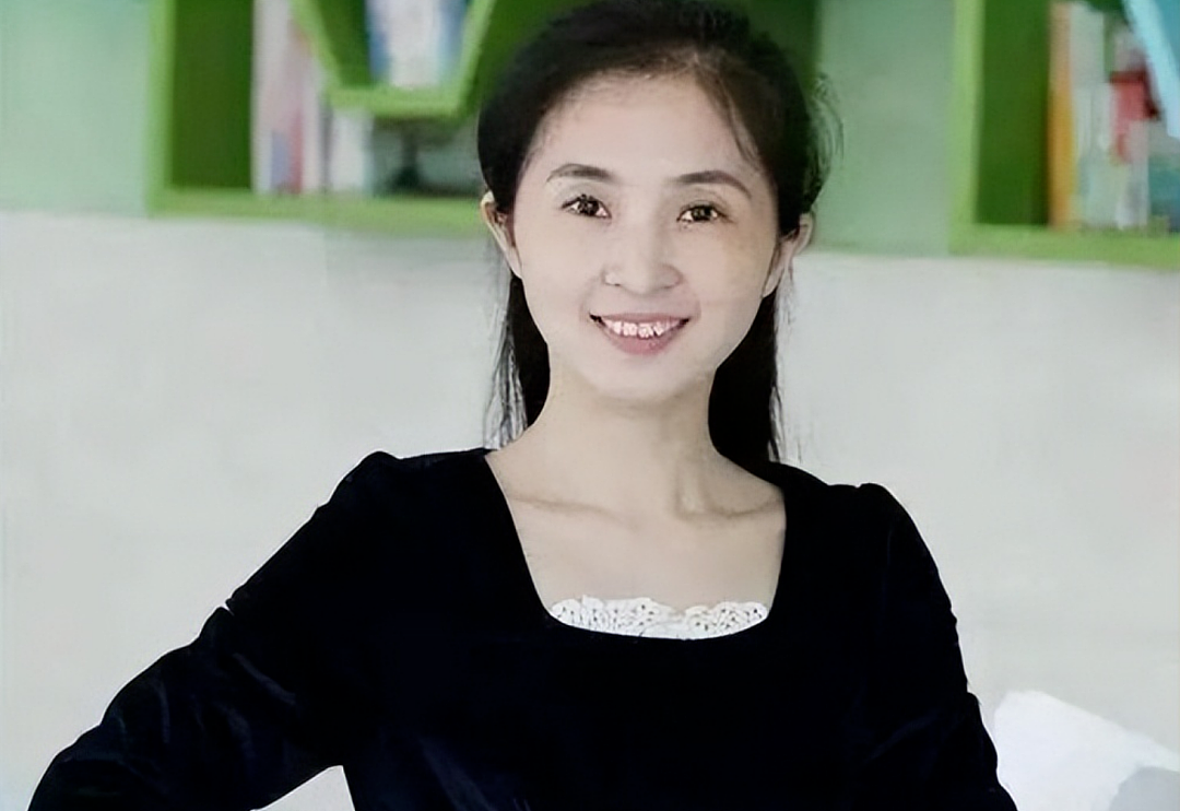 她凭知性美貌走上巅峰!被誉为“最美校长”,却一夜之间成“文字小偷”,跌下神坛(组图) - 5