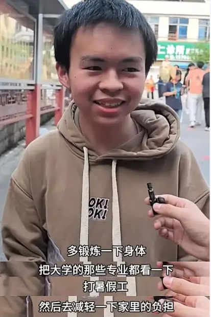 【情感】60岁父亲揣8枚土鸡蛋陪考，洪战辉深夜赶来传递善意，残疾少年贺永辉，被全网温柔托举（组图） - 6