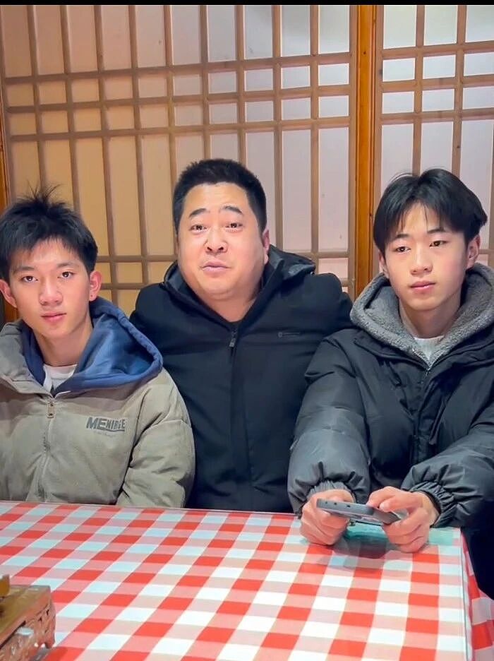 【情感】8年前小姨临终托孤，大表哥领养两个表弟竟遭遇离婚、网暴，他却说：一切值得（组图） - 2