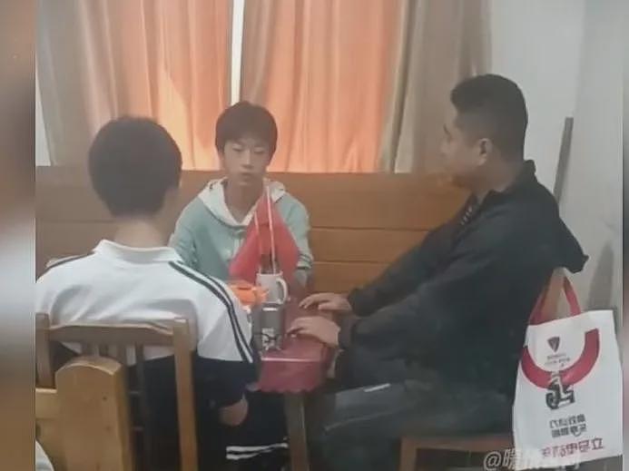 【情感】8年前小姨临终托孤，大表哥领养两个表弟竟遭遇离婚、网暴，他却说：一切值得（组图） - 8