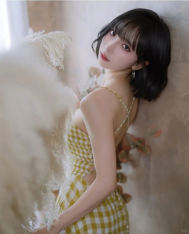 【美女】格子裙美女，肤白“超凶”，身材极品，还甜，这谁顶得住？（组图） - 6