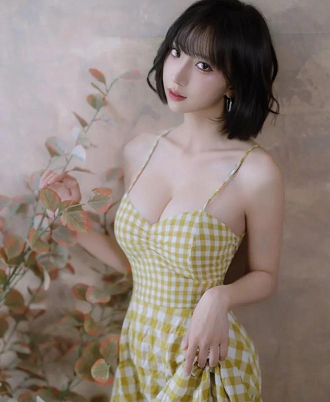 【美女】格子裙美女，肤白“超凶”，身材极品，还甜，这谁顶得住？（组图） - 1