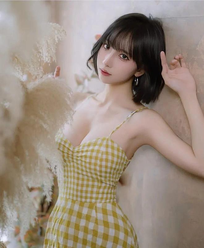 【美女】格子裙美女，肤白“超凶”，身材极品，还甜，这谁顶得住？（组图） - 3