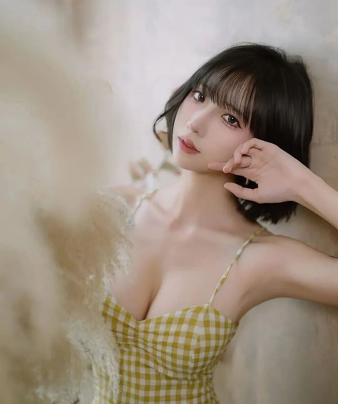 【美女】格子裙美女，肤白“超凶”，身材极品，还甜，这谁顶得住？（组图） - 5