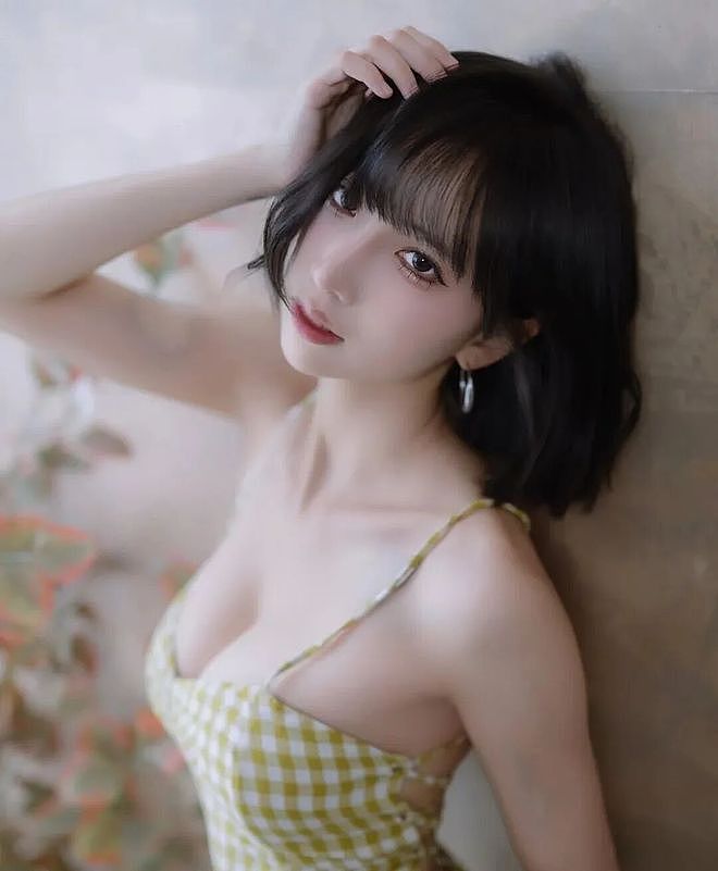 【美女】格子裙美女，肤白“超凶”，身材极品，还甜，这谁顶得住？（组图） - 2