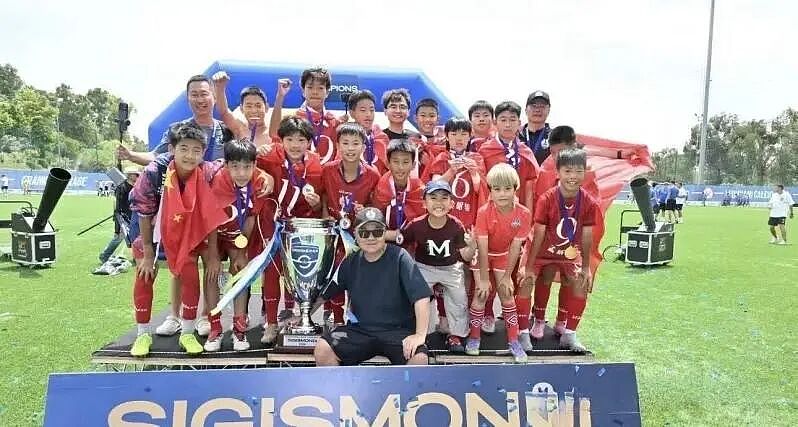 【情感】9年投入5800万，带中国少年夺冠“小世界杯”，妻子曾卖金项链支持（组图） - 1