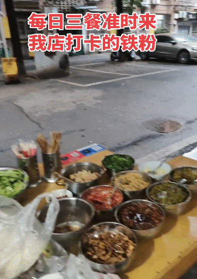【宠物】调酒师吐槽店里跑来很多猫，客人以为自己喝醉眼花了哈哈哈，评论区：不喝酒能进店吗？（组图） - 8