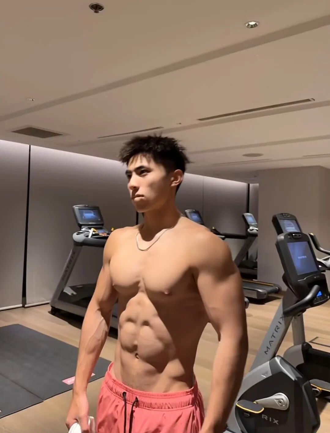 【帅哥】深圳195黑皮壮硕体育生，男粉直呼daddy级别的...（组图） - 9