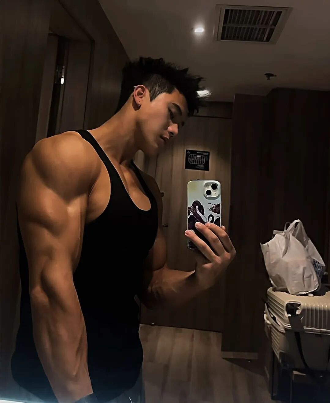 爆火推特的极品黑皮肌肉猛男,壮硕身材简直人形打桩机...(组图) - 1