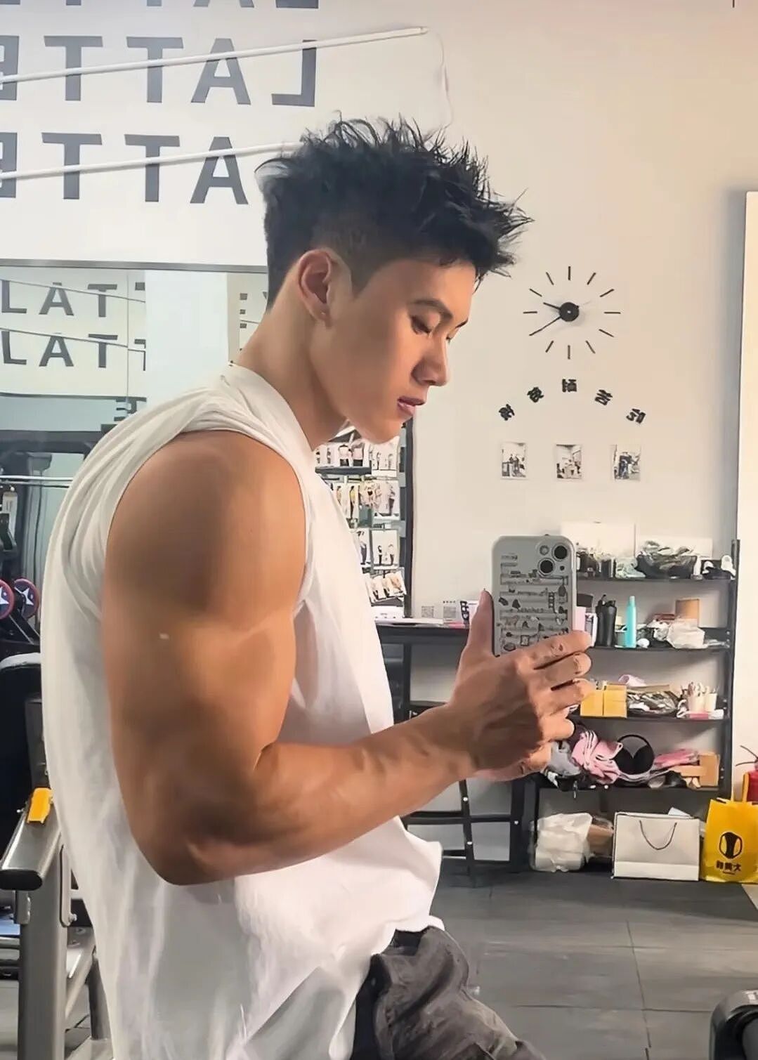 爆火推特的极品黑皮肌肉猛男,壮硕身材简直人形打桩机...(组图) - 4