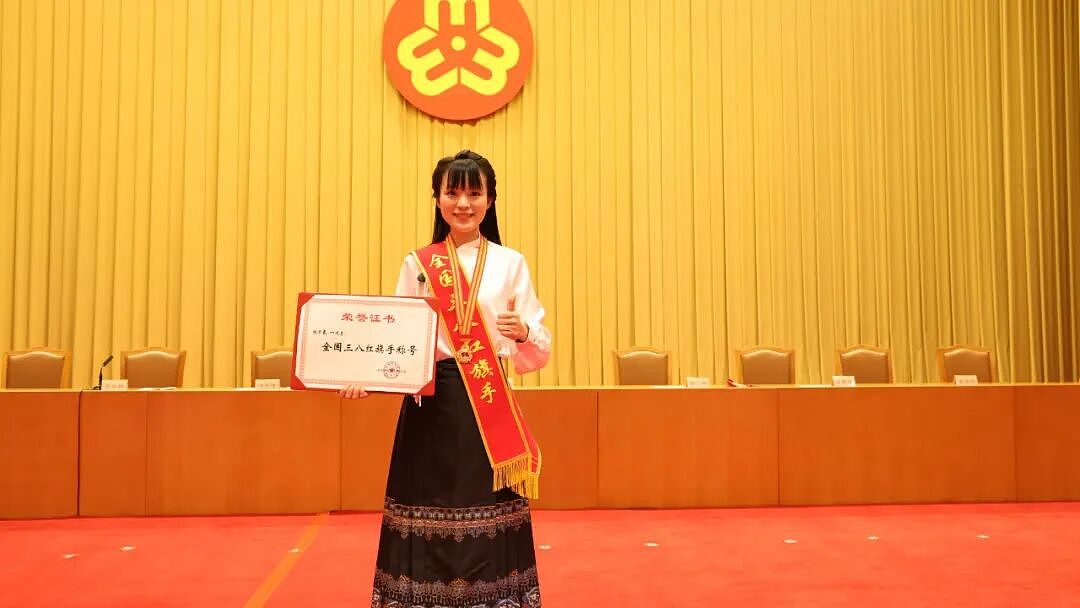 【情感】焦虑宝妈跳出鸡娃内卷,用手势舞带娃传承千年诗词文化,坐拥千万粉丝,百万海外粉丝慕名追随(组图) - 2