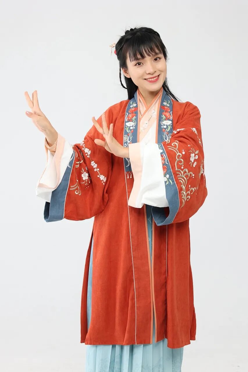 【情感】焦虑宝妈跳出鸡娃内卷,用手势舞带娃传承千年诗词文化,坐拥千万粉丝,百万海外粉丝慕名追随(组图) - 3