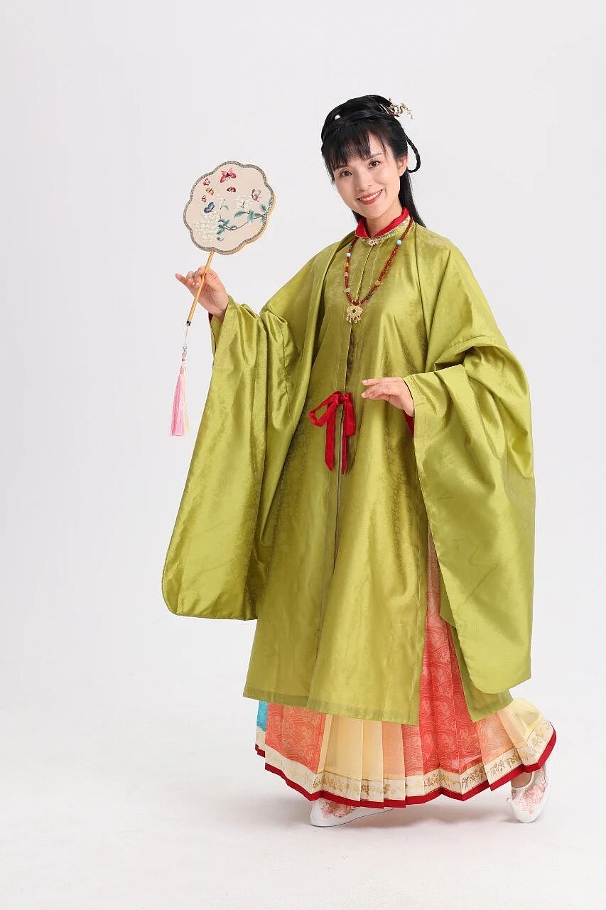 【情感】焦虑宝妈跳出鸡娃内卷,用手势舞带娃传承千年诗词文化,坐拥千万粉丝,百万海外粉丝慕名追随(组图) - 1