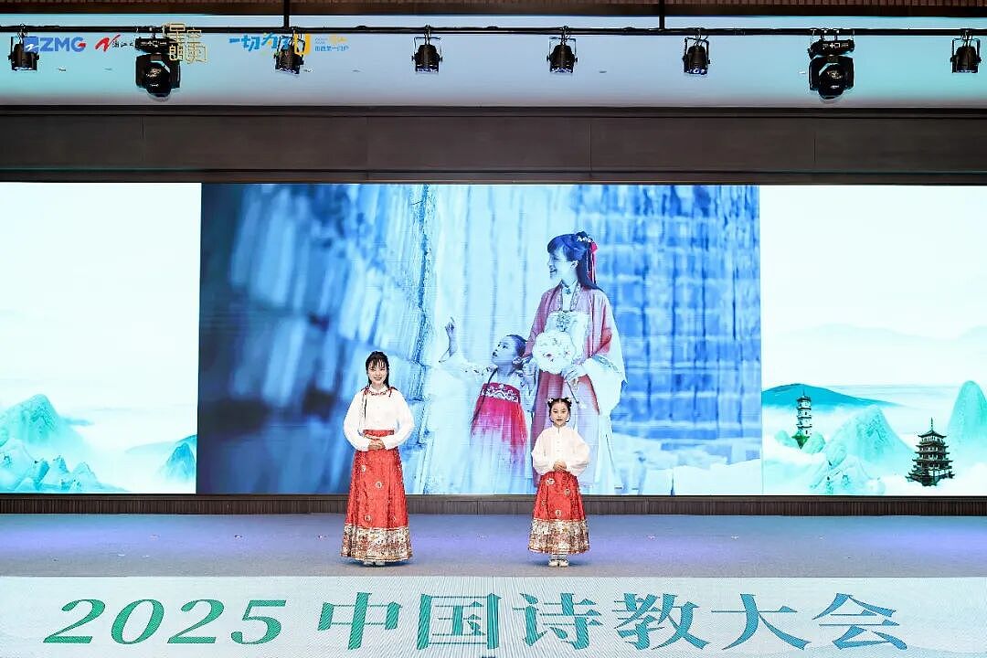 【情感】焦虑宝妈跳出鸡娃内卷,用手势舞带娃传承千年诗词文化,坐拥千万粉丝,百万海外粉丝慕名追随(组图) - 4