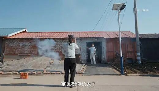 【情感】13岁一夜爆红,19岁自筹300万留学:那个模仿老师的男孩,如今是全家的顶梁柱(组图) - 27