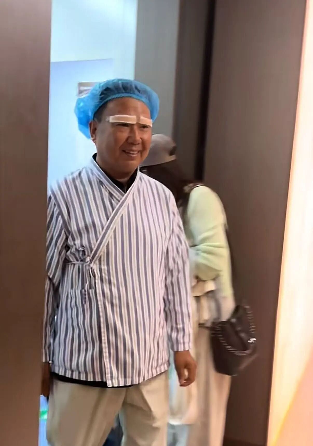 【爆笑】“女儿没做过的医美60岁老爸先做上了…？”哈哈哈做完瞬间解锁善良人格！（组图） - 6