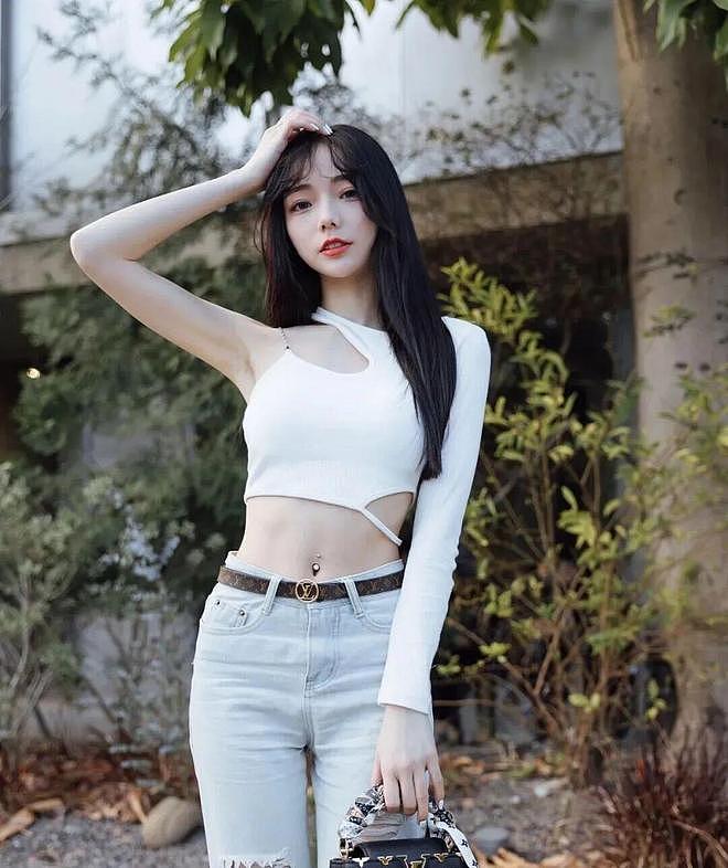 【美女】美女身材性感，曲线优美，肤白水嫩十分诱人，这谁顶得住啊（组图） - 1