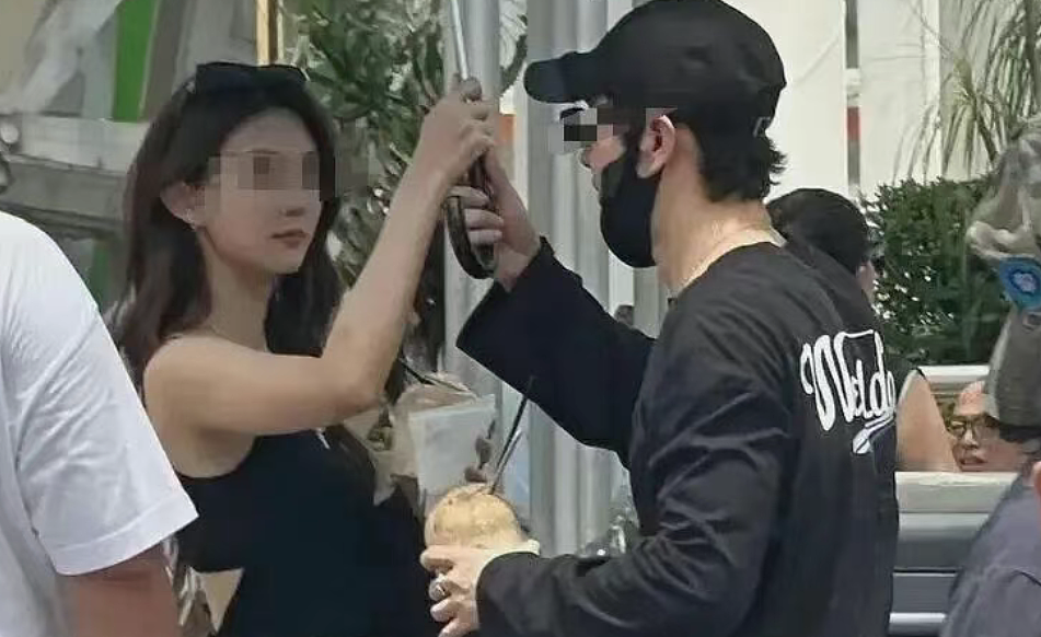 热搜!黄晓明深夜与长发美女同车转场KTV,女方身材高挑颜值出众,撞脸前任(组图) - 4