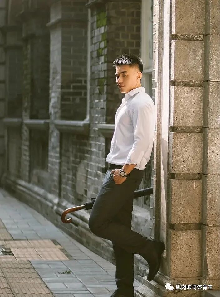 【帅哥】健身房里的肌肉男,健壮的小哥哥(组图) - 8