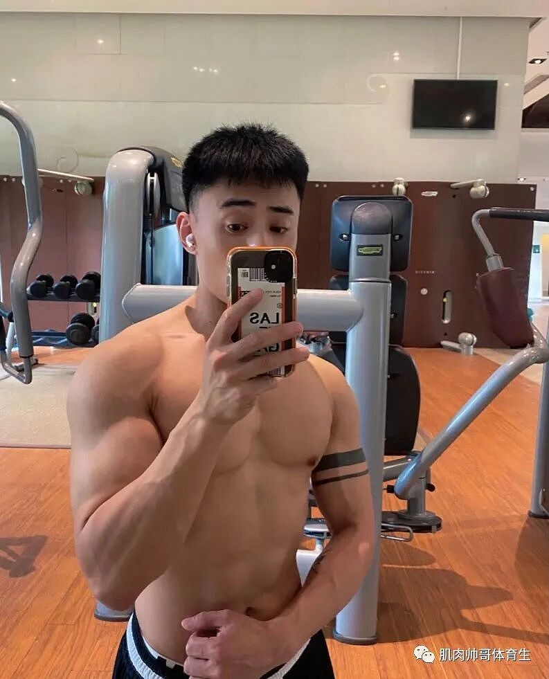 【帅哥】健身房里的肌肉男,健壮的小哥哥(组图) - 7