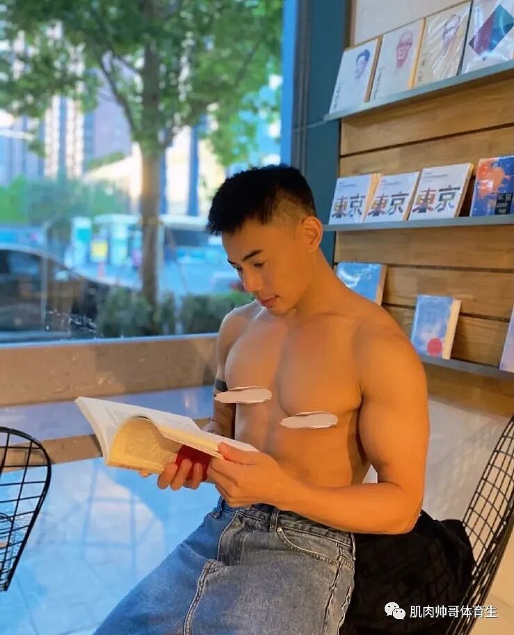 【帅哥】健身房里的肌肉男,健壮的小哥哥(组图) - 6