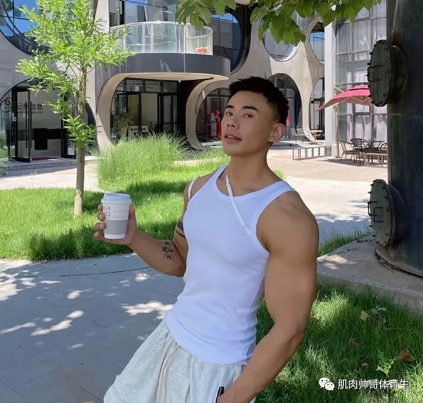 【帅哥】健身房里的肌肉男,健壮的小哥哥(组图) - 5