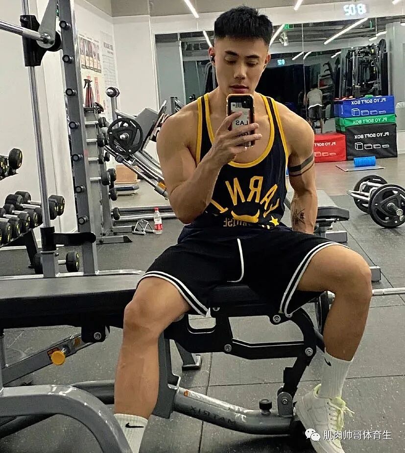 【帅哥】健身房里的肌肉男,健壮的小哥哥(组图) - 1