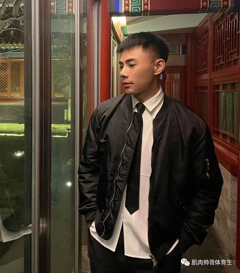 【帅哥】健身房里的肌肉男,健壮的小哥哥(组图) - 9