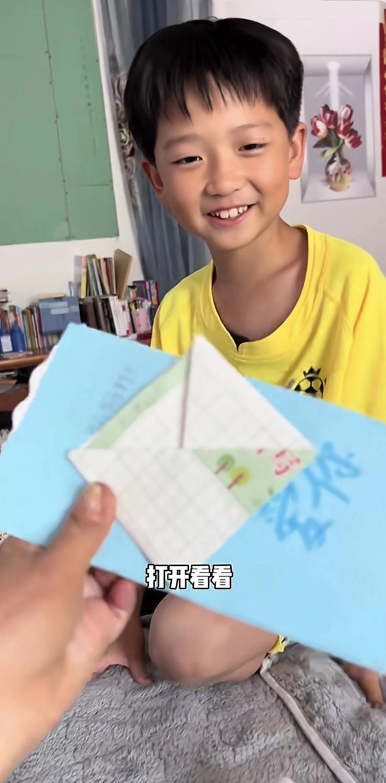 【情感】女主持烧伤毁容,离婚后收废品养家,8岁儿子操场大方喊话:有水瓶纸箱请留给我妈妈!(组图) - 12