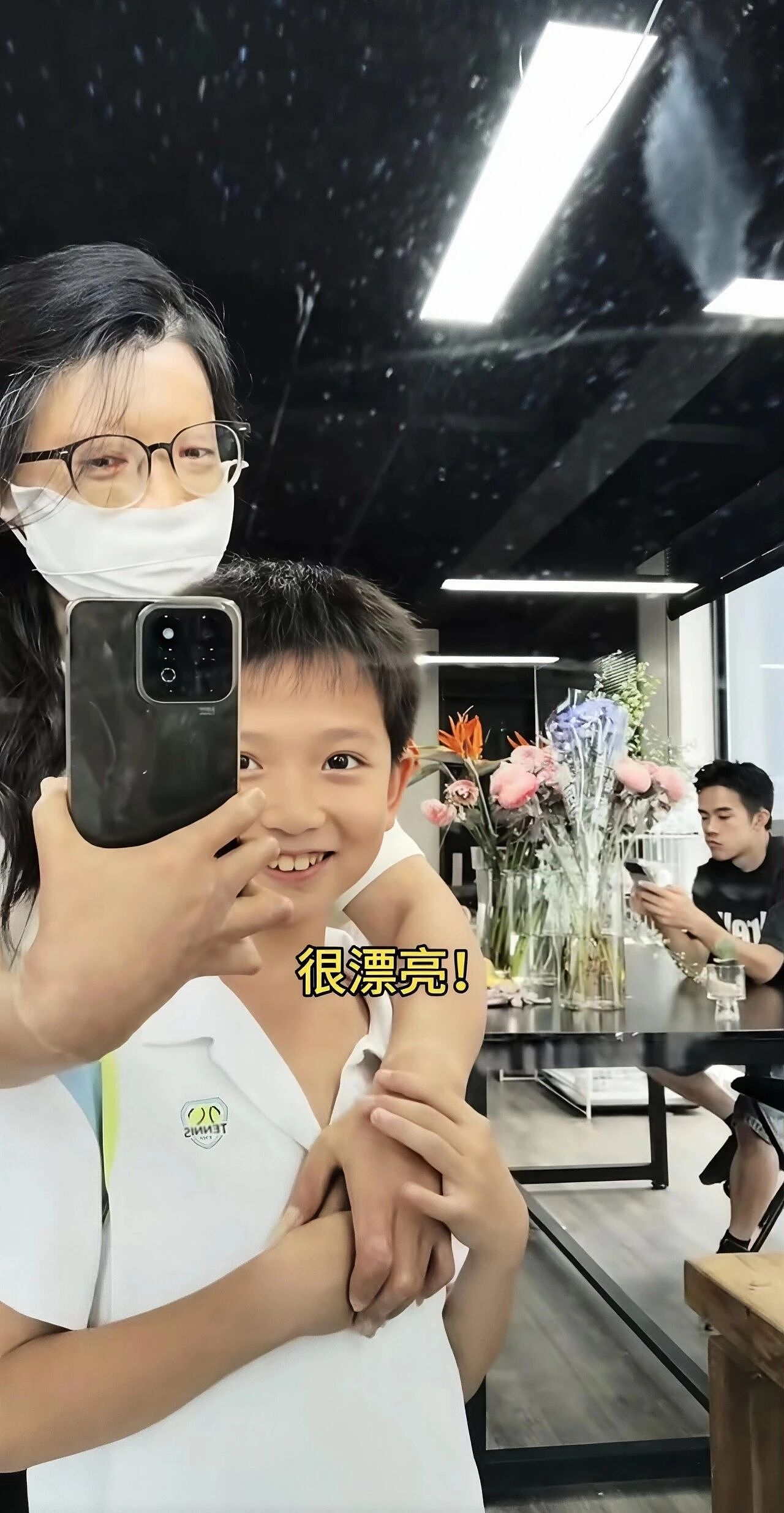 【情感】女主持烧伤毁容,离婚后收废品养家,8岁儿子操场大方喊话:有水瓶纸箱请留给我妈妈!(组图) - 14